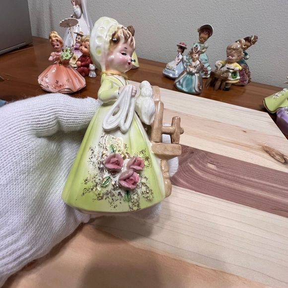 Josef Originals Rare COLONIAL DAYS SERIES, Girl in Green Spinning Wheel Figurine - Picture 3 of 10